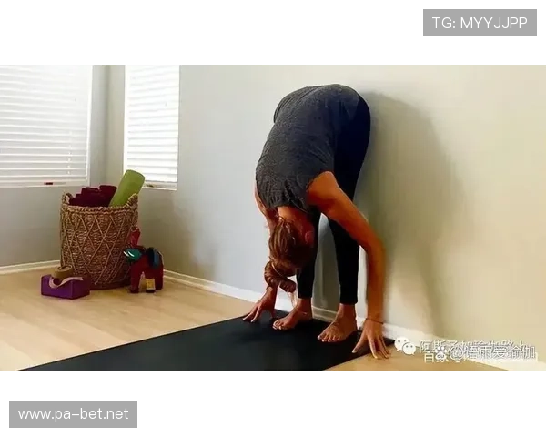 女生在光滑墙面挑战蹬墙横跳技巧的力量与美感瞬间展现身体控制与勇气