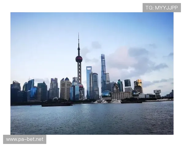东方明珠塔下城市风光与现代建筑交相辉映的迷人景象 东方明珠塔下城市风光与现代建筑交相辉映的迷人景象